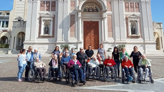 GLI OSPITI DELLA FONDAZIONE GEMELLERO IN GITA A GENOVA